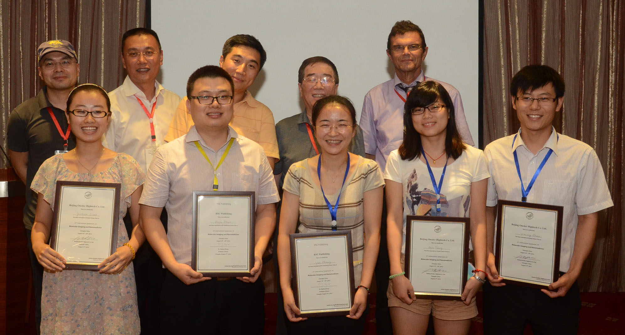 后排从左往右分别是颁奖委员会：Dayang Wang教授、高明远教授、Xiaohu Gao教授、柴之芳院士和Hans-Joachim Galla教授。